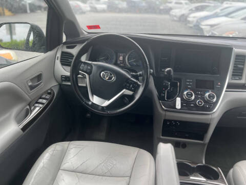 2016 Toyota Sienna XLE Premium 8-Passenger