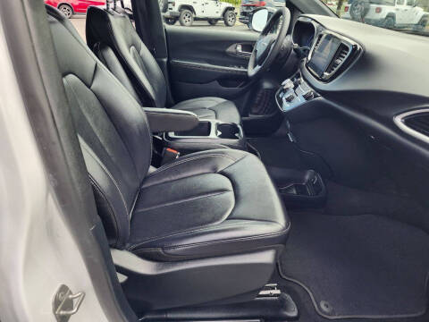 2025 Chrysler Pacifica Select