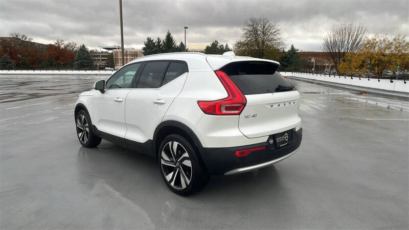 2025 Volvo XC40 B5 Plus Bright Theme