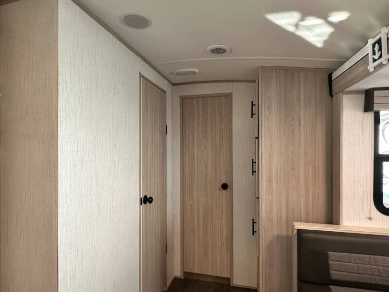 2022 **REDUCED** Shadow Cruiser 280QBS / 31ft