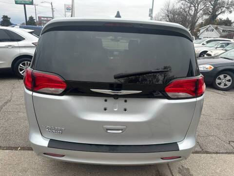 2022 Chrysler Voyager LX