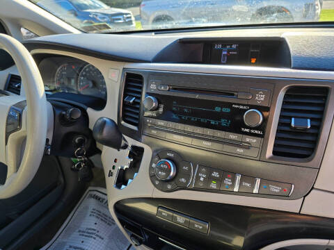 2013 Toyota Sienna LE 7-Passenger