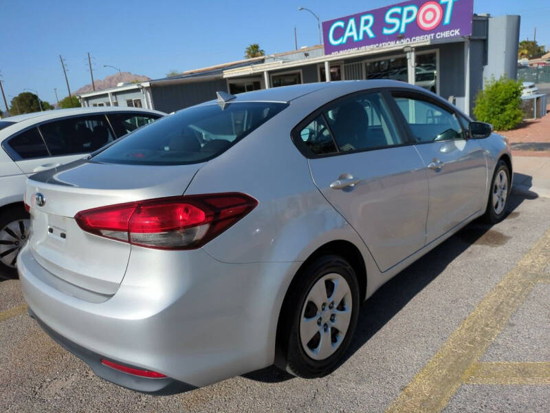 2017 Kia Forte LX photo 2