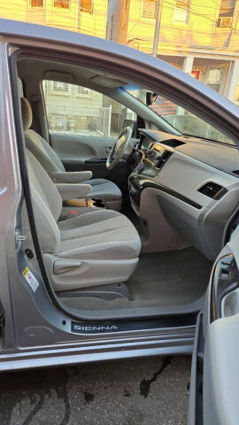 2014 Toyota Sienna LE 7-Passenger Auto Access Seat
