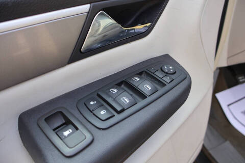2012 Volkswagen Routan SE