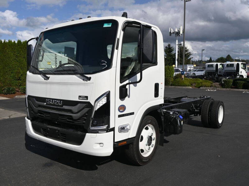 2025 Isuzu NPR