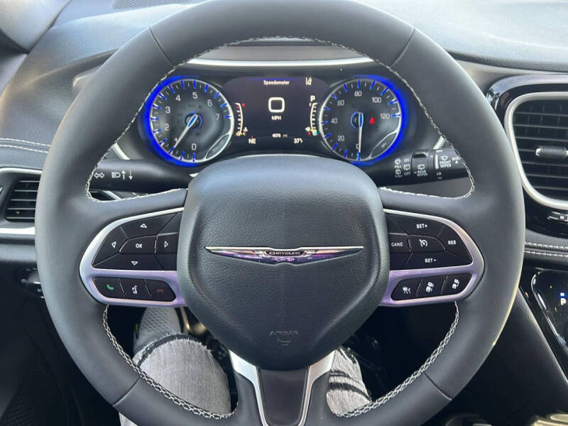 2025 Chrysler Pacifica Select