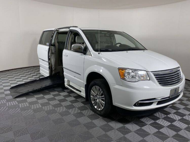 2015 Chrysler Town and Country for sale at AMS Vans in Tucker GA