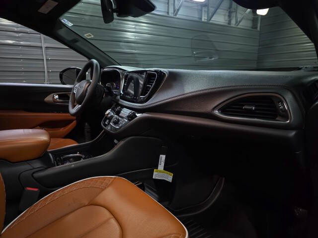 2025 Chrysler Pacifica Plug-In Hybrid Pinnacle