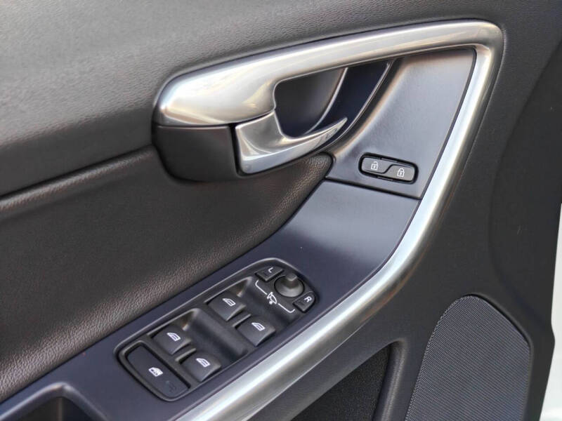 2016 Volvo XC60 T6 Drive-E Platinum