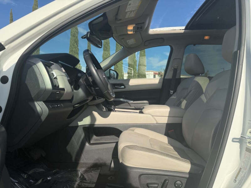 2022 Nissan Pathfinder SL