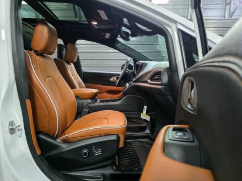 2025 Chrysler Pacifica Plug-In Hybrid Pinnacle