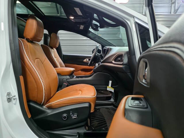 2025 Chrysler Pacifica Plug-In Hybrid Pinnacle