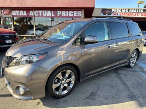 2014 Toyota Sienna SE 8-Passenger