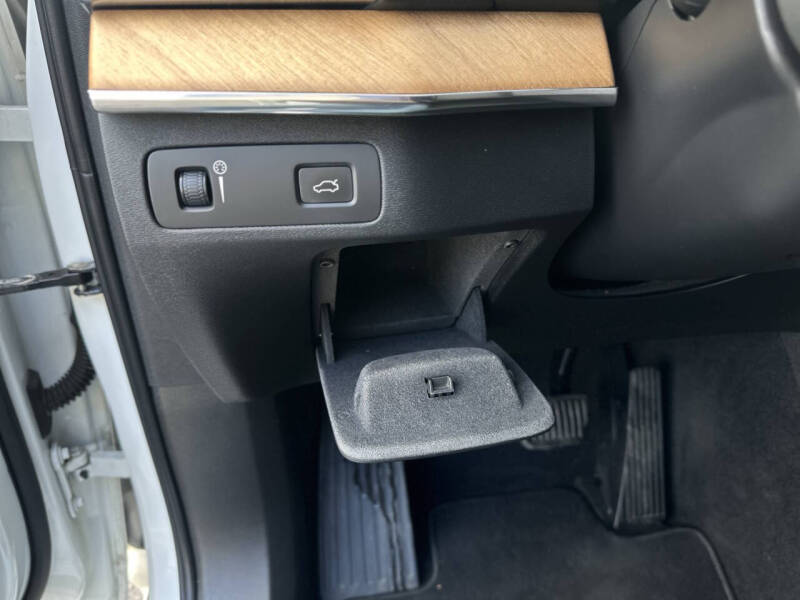 2021 Volvo XC90 T6 Momentum 7-Passenger