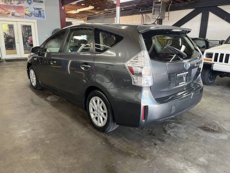2014 Toyota Prius v Five