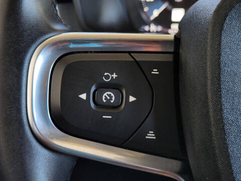 2022 Volvo XC40 T5 Momentum