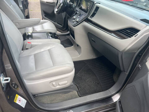 2017 Toyota Sienna XLE 7-Passenger Auto Access Seat