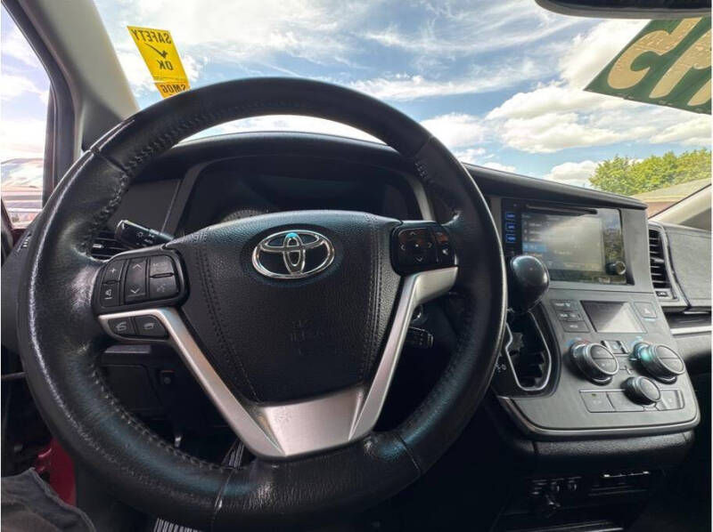 2017 Toyota Sienna SE Premium 8-Passenger