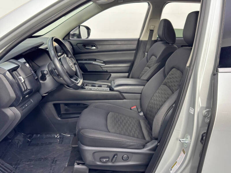 2022 Nissan Pathfinder SV