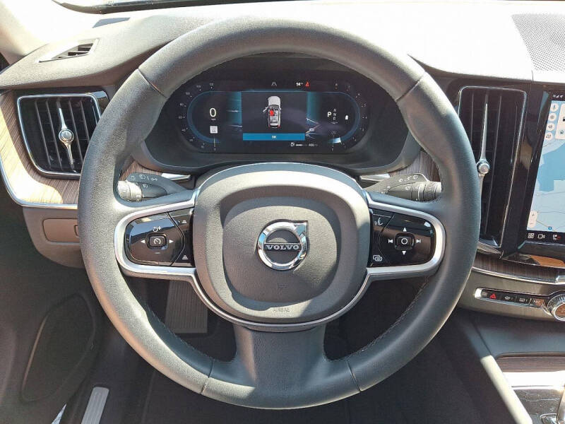 2023 Volvo XC60 B5 Plus Dark Theme
