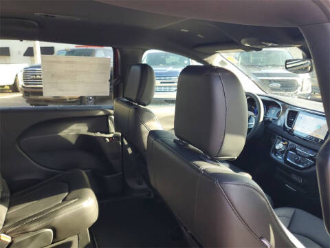 2025 Chrysler Voyager LX