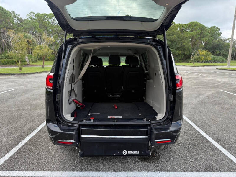 2022 Chrysler Pacifica Touring L