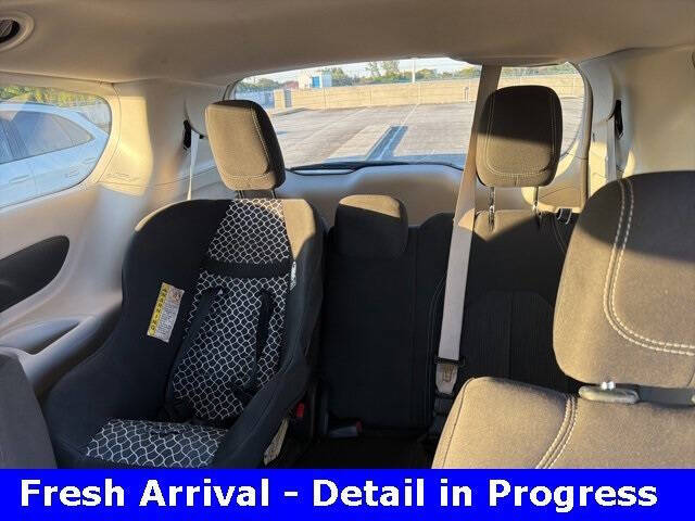 2022 Chrysler Voyager LX