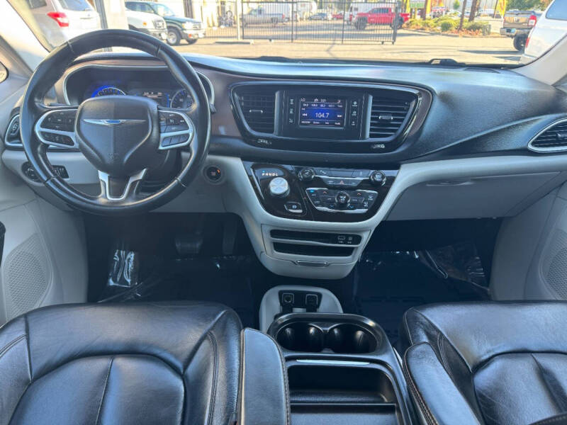 2017 Chrysler Pacifica Touring-L