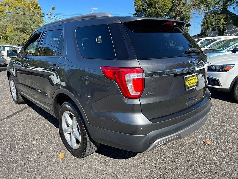 2017 Ford Explorer XLT photo 5