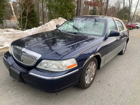 2004 Lincoln Town Car for sale at The Car Guys in Hampstead NH