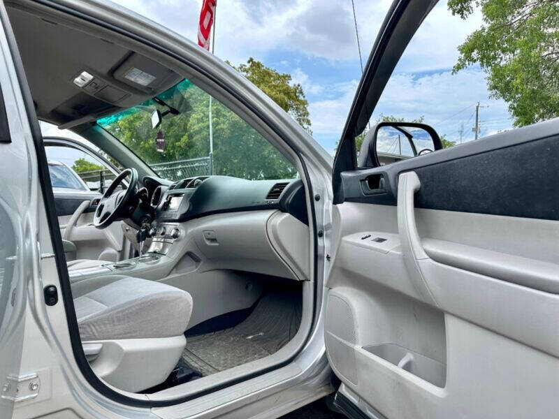 2012 Toyota Highlander  - $17,995