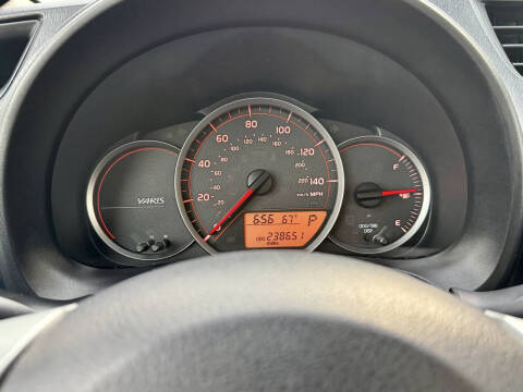 2013 Toyota Yaris 5-Door LE