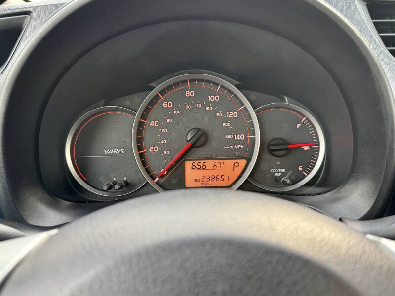 2013 Toyota Yaris 5-Door LE