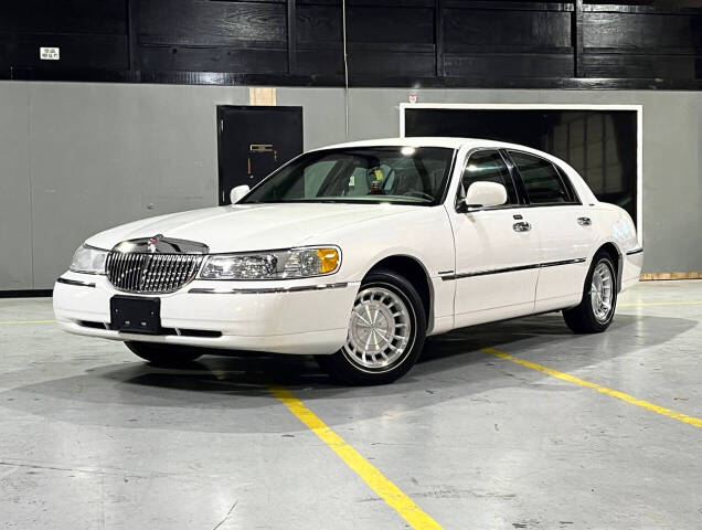 2002 Lincoln Town Car for sale at Carnival Car Company in Victoria, TX