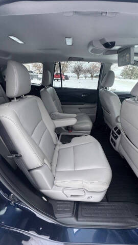 2020 Honda Pilot Touring w/Rear Captain's Chairs