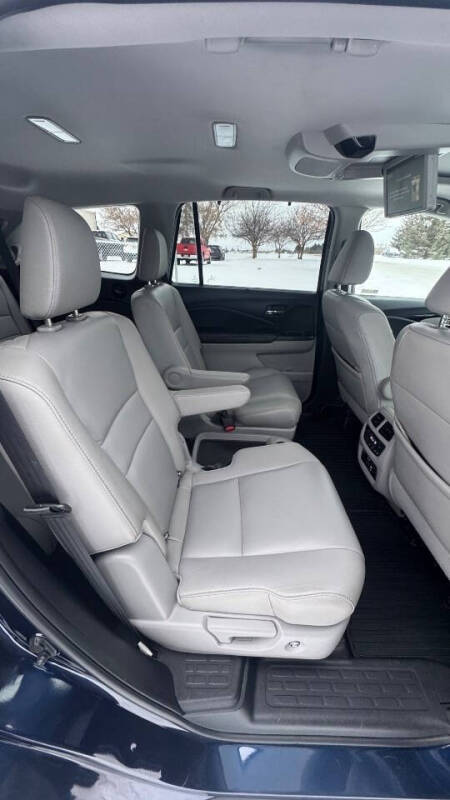 2020 Honda Pilot Touring w/Rear Captain's Chairs