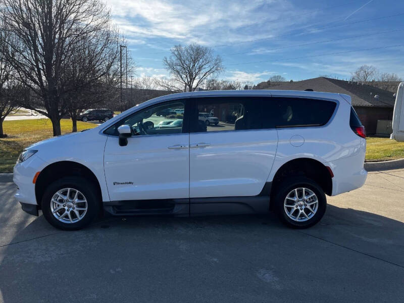 2023 Chrysler Voyager LX