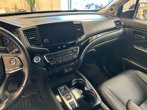 2021 Honda Pilot Touring w/Rear Captain's Chairs