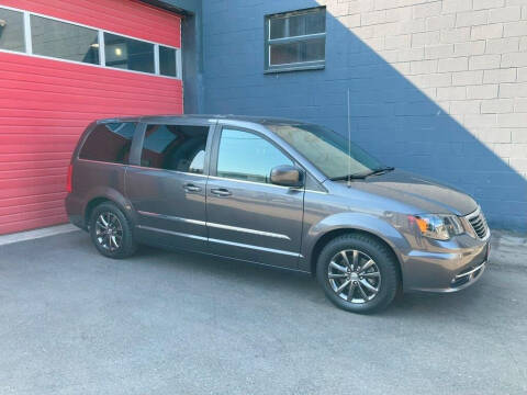 2015 Chrysler Town and Country for sale at Paramount Motors NW in Seattle WA