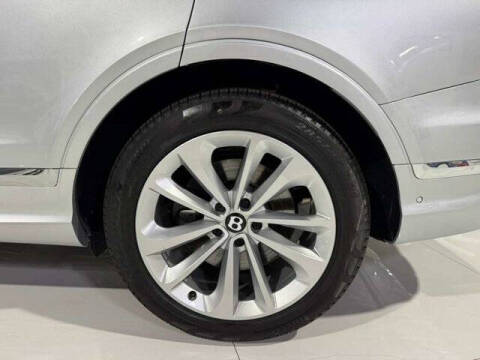 2023 Bentley Bentayga EWB V8