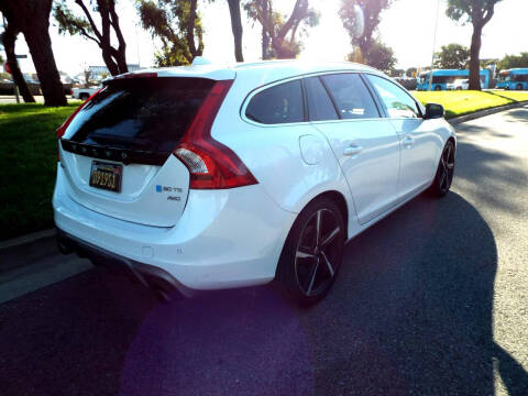 2016 Volvo V60 T6 R-Design Platinum