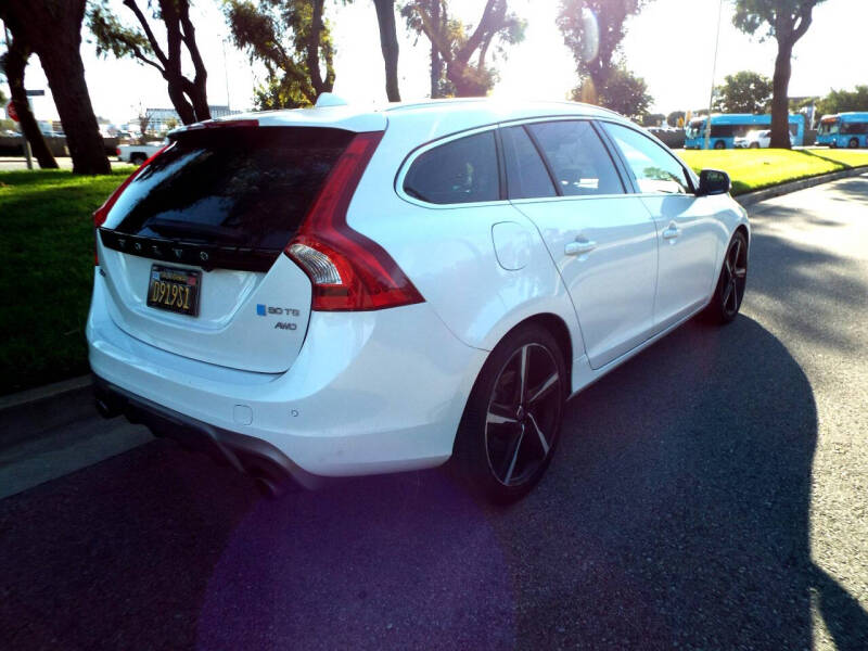 2016 Volvo V60 T6 R-Design Platinum