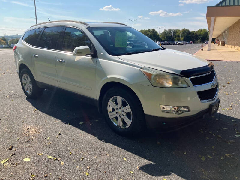 2011 Chevrolet Traverse 1LT photo 3