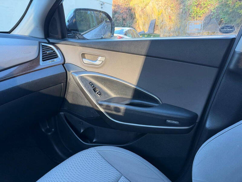 2017 Hyundai Santa Fe SE