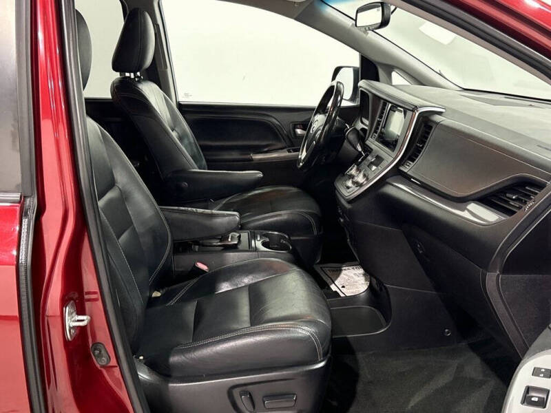2017 Toyota Sienna SE Premium 8-Passenger