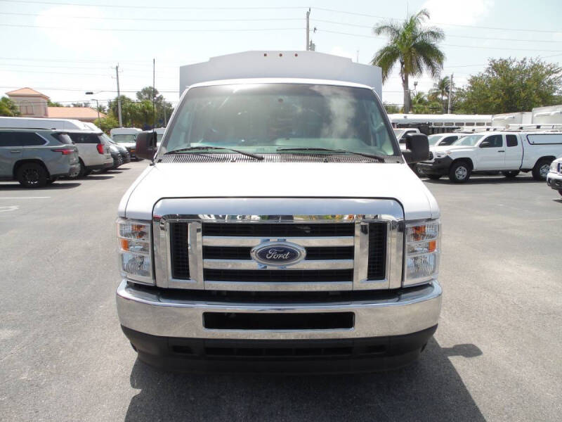 2025 Ford E-350