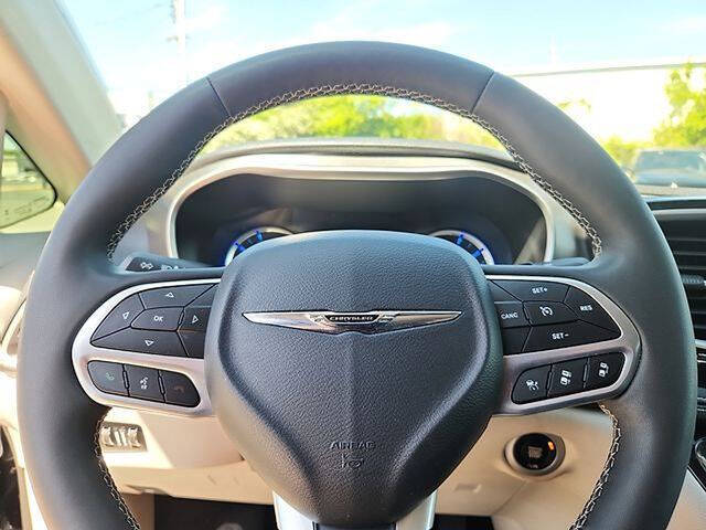2024 Chrysler Pacifica Plug-In Hybrid Select