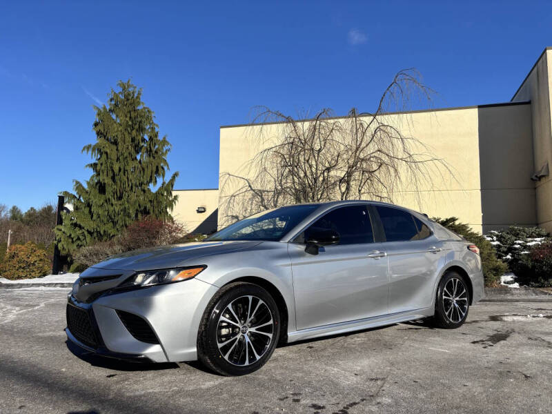 2020 Toyota Camry SE's photo