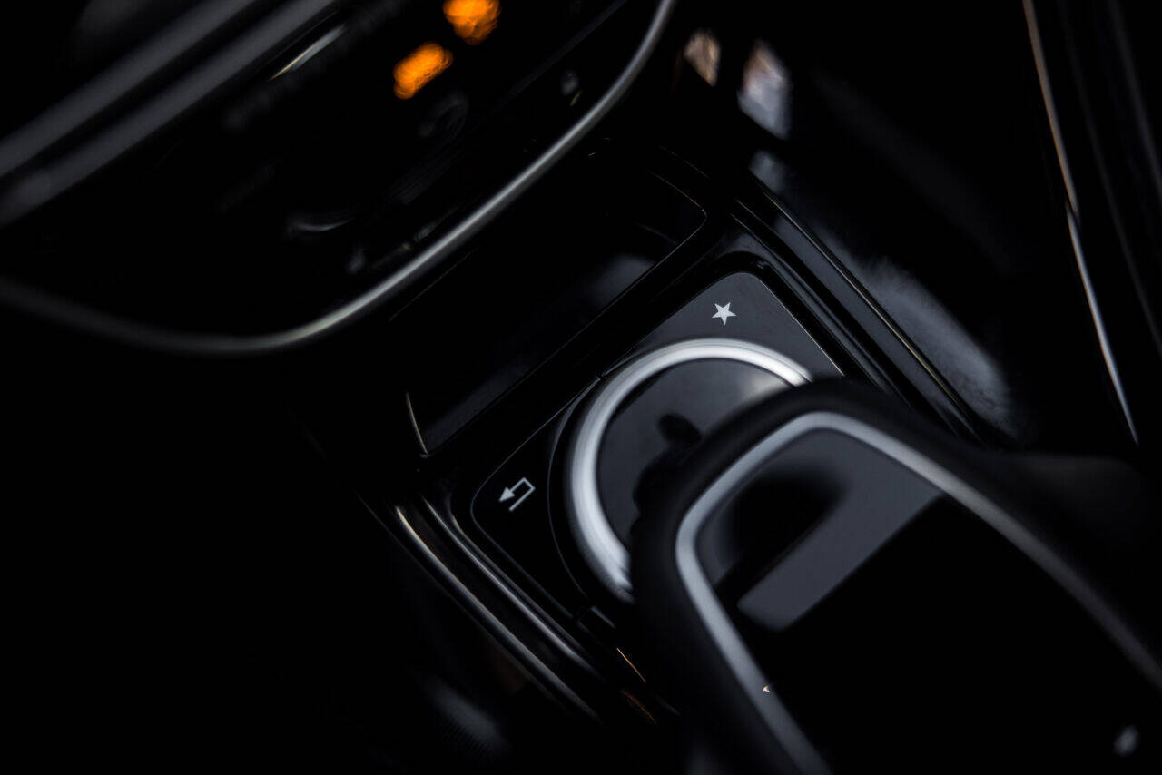 2018 Aston Martin DB11 26